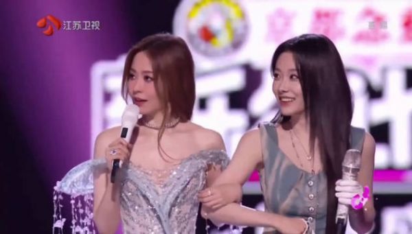 张靓颖喻言合唱惊艳舞台
