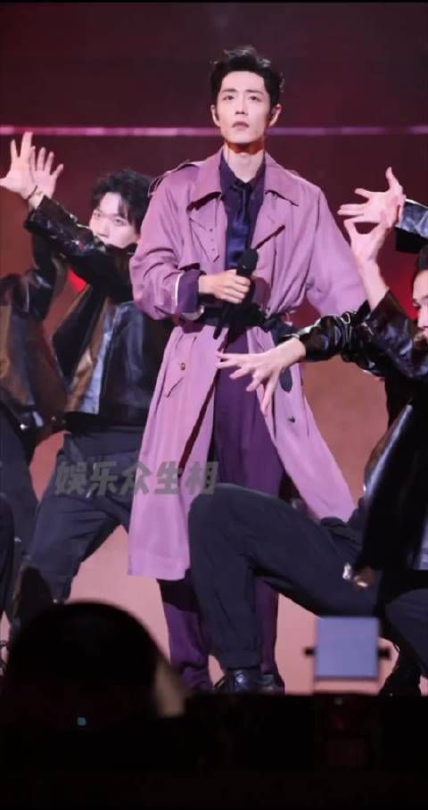 肖战东方卫视跨年全开麦零失误，同场筷子兄弟跑调引对比