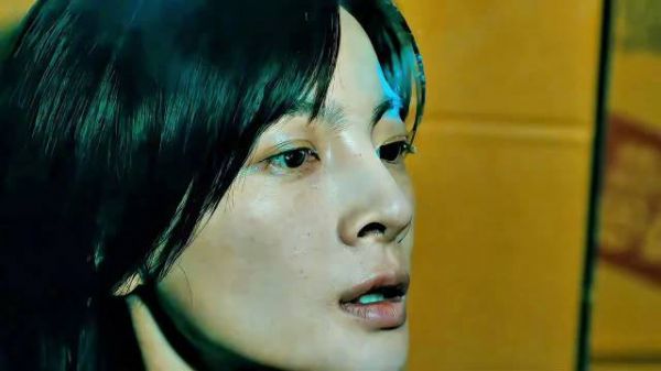 女人躲在冷冻仓库里不料被歹徒发现!