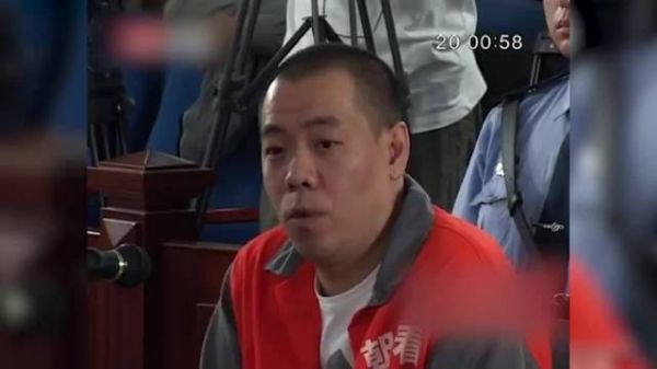 2010年,演员李小冉男友鄢颇被砍,李小冉愤怒揭露真相,怪自己当初太愚蠢