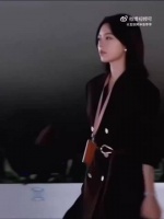 赵今麦诠释聂曦光专业从容职场女性形象