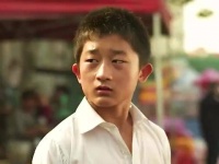 男孩被爷爷收养后得到全村人的支助，多年后逆袭回报全村人！