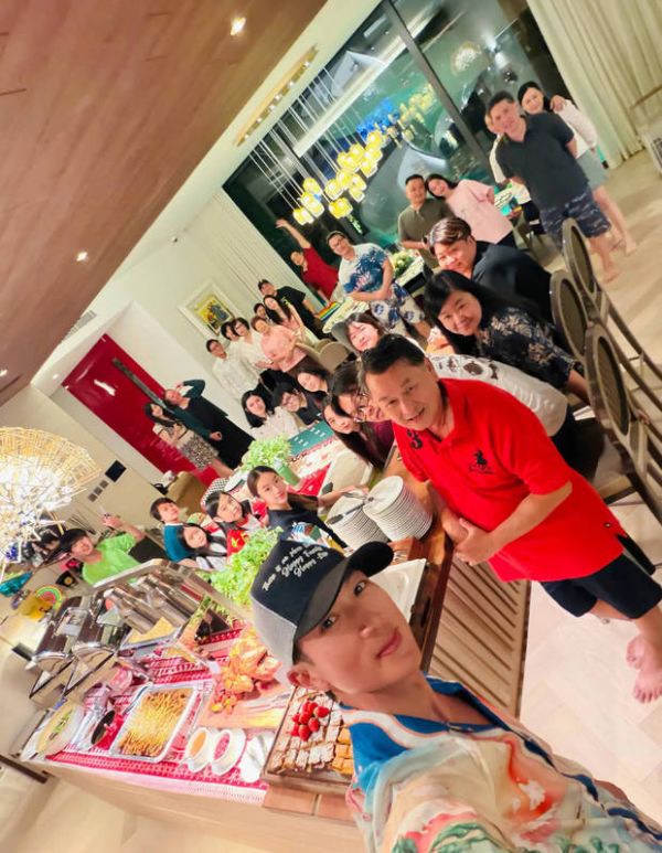 吴尊晒跨年大合照，氛围欢乐。