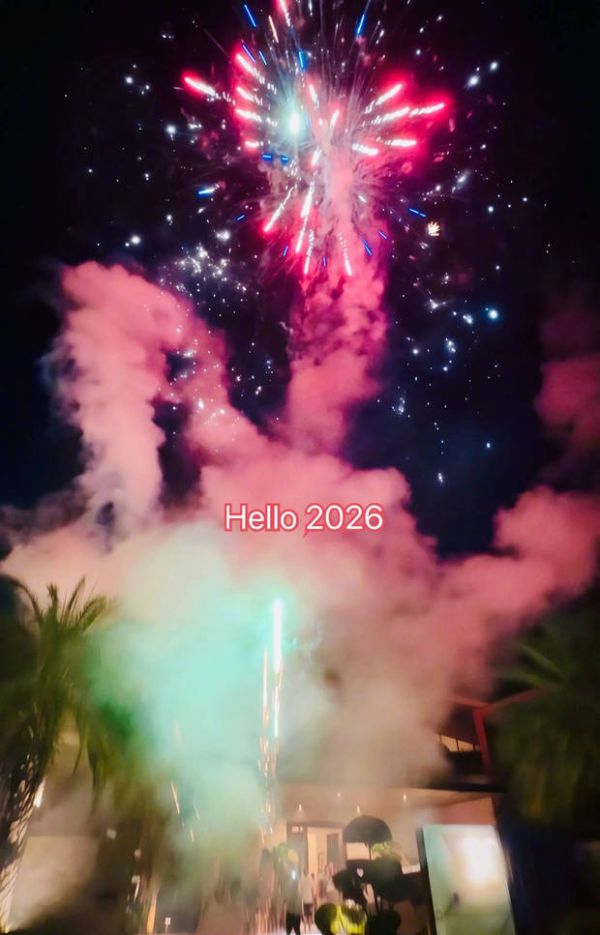 吴尊晒跨年烟花照，好漂亮！