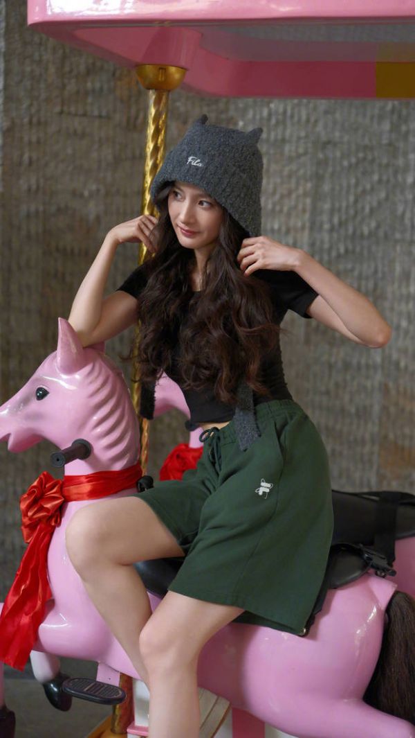 杨幂笑容满面，心情愉悦。