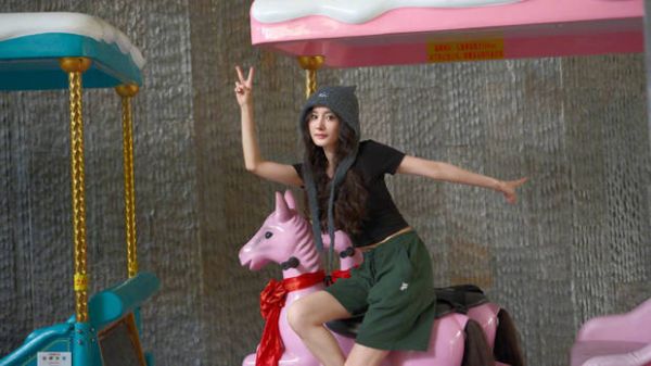 杨幂开心比耶，元气满满。