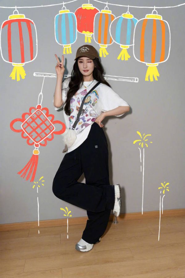 杨幂对镜wink，电力十足。