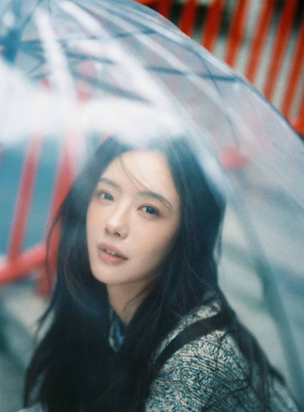 蔡文静氛围感十足。