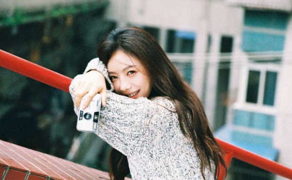 蔡文静明媚大方。