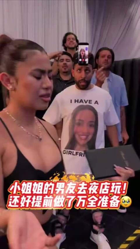 夜店女子搭讪帅哥遭反转，对方回头瞬间尴尬