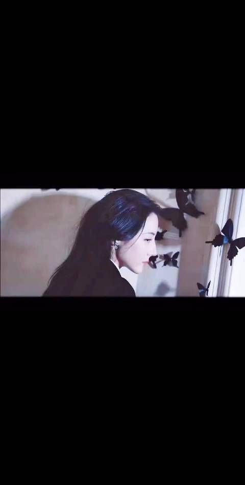 迪丽热巴2026年连登两刊开年封面，红秀GRAZIA首亮相