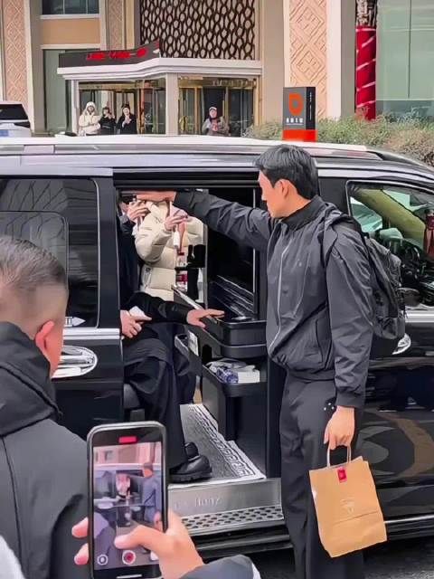 檀健次本命年穿红袜子