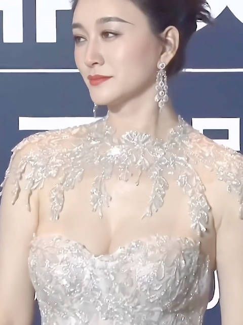 李小冉身穿白色深v裙好身材尽显无疑