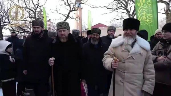 车臣领导人卡德罗夫被传病危后首度公开露面：手持拐杖，面容憔悴