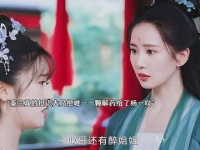 东方秦兰妹宝真是贴心又乖巧，背着一个鼓鼓的小包，萌翻了