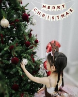 张梓琳带女儿过节一脸孕相，胖妹脸型完美，这美貌马赛克都挡不住