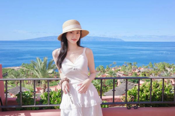 搜狐娱乐讯 4日,景甜在社交平台上分享海边美照,并配文称:“美好的风景,要和你们分享!”