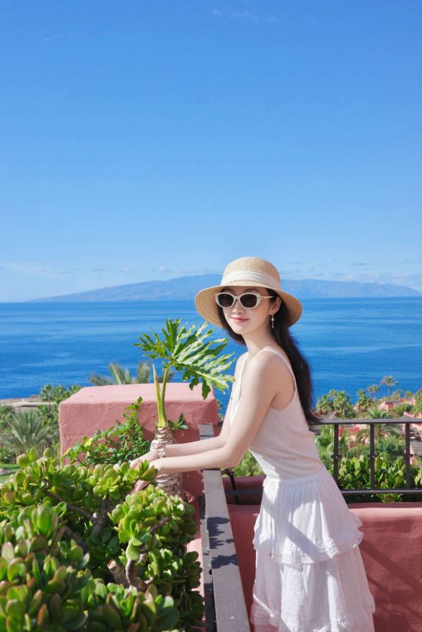 景甜戴墨镜又美又飒。