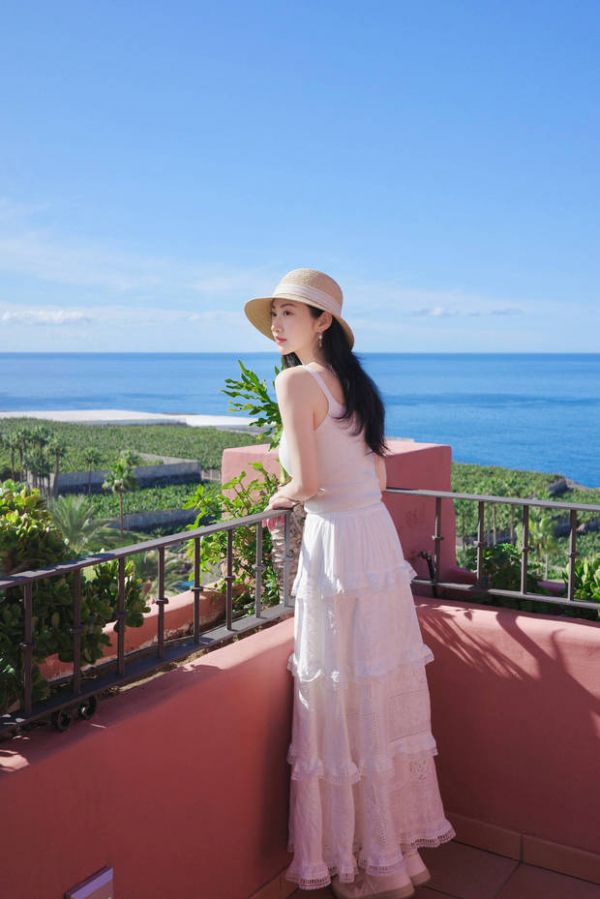 景甜欣赏美景,状态惬意。