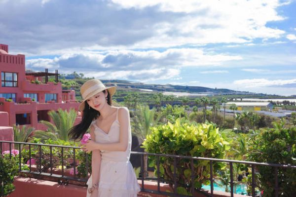 景甜穿白色吊带裙,气质清新靓丽。