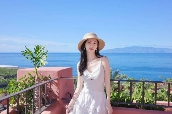 景甜的五官精致,美貌养眼。