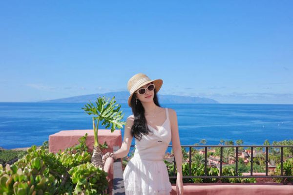 景甜身材苗条,曲线迷人。