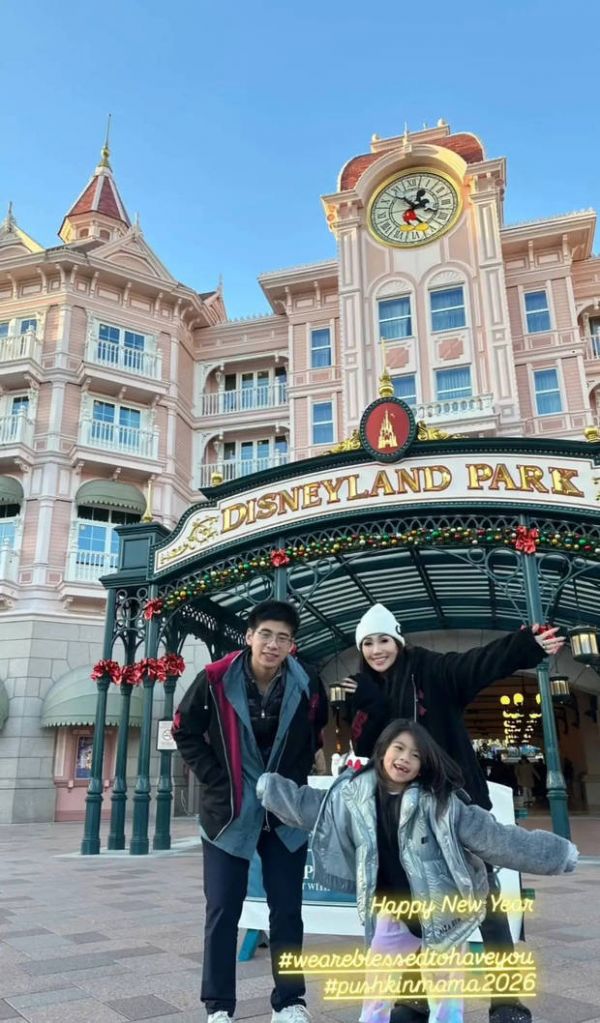 何超盈绽放灿烂笑容，松弛感拉满 。