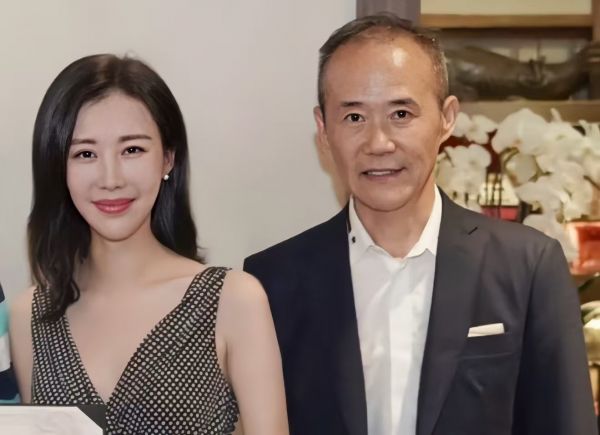 网传田朴珺王石婚变？女方跨年发单人照社交平台删光两人合影