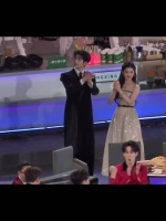 谁懂张凌赫招手抬头，示意张婧仪跟上的动作