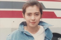 58岁王祖贤近况曝光！双眼浮肿疑医美过度，回应巅峰时退圈原因