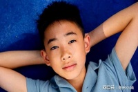 59岁的陈小春也没有想到，自己12岁的儿子，如今也能为全家争光了