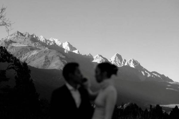 搜狐娱乐讯 近日，霍启仁泰国妻子友南枫（Namfon）在社交平台分享了婚礼现场照片。，从照片中可以看到，霍启仁与南枫以玉龙雪山为背景，场面温馨又浪漫！