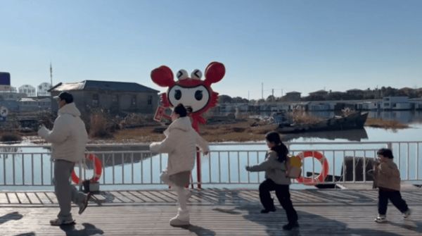 搜狐娱乐讯 近日，李嘉格晒出与男友带着一双儿女一起游玩的视频。两个孩子与男友相处融洽，四人同框的画面非常温馨。