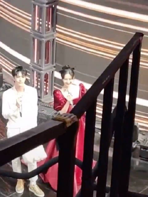 梁田红裙演绎白衣总裁黑衣知心姐姐