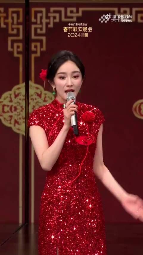 我们幂幂被拍到现身央视彩排现场咯～期待今年春晚也能见到这个美幂！