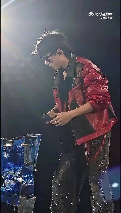 张杰跨年演唱会红皮衣造型惊艳亮相