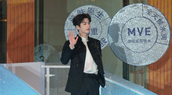 张凌赫直播射箭猜词，新年祝愿好运健康