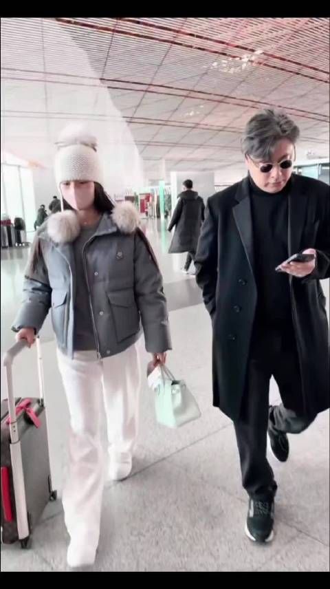 王诗龄假期结束返校,王岳伦送其赴英穿搭可爱