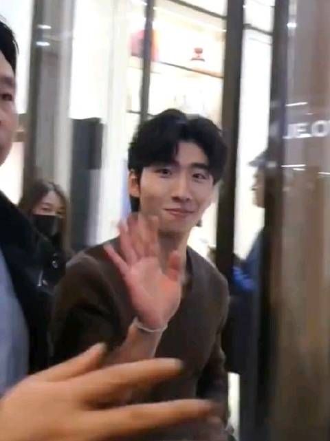 对视挥手 小红书：苞米