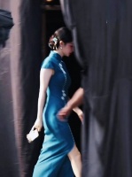 王楚然蓝色旗袍展东方美韵，民国佳人造型优雅亮相