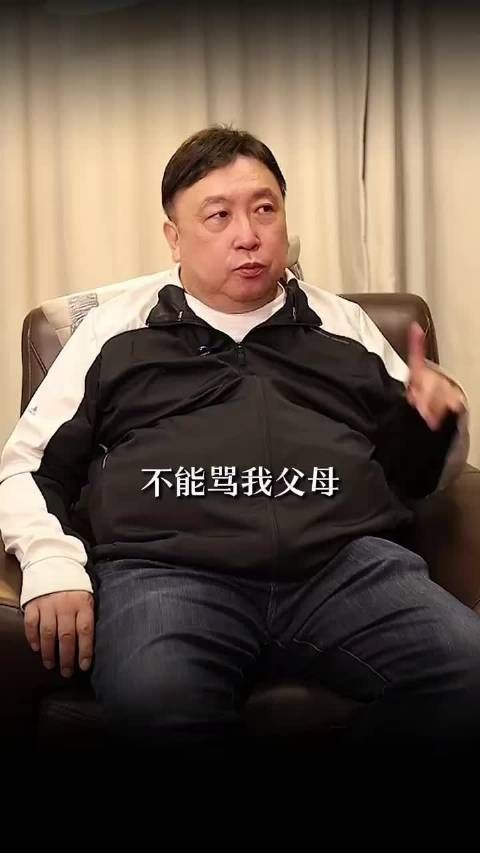 王晶曾经差点找人打骂他父亲的人,最后忍住了,骂他什么都可以,不能骂他父母