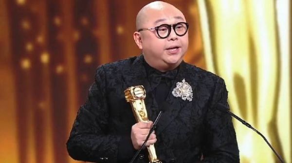 虽然Bob是第一个打烂奖杯的人，但是也是实至名归，这临场反应绝了