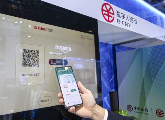 2022年12月12日,工作人员在首届全球数字贸易博览会上展示数字人民币的应用场景。新华社记者 徐昱 摄