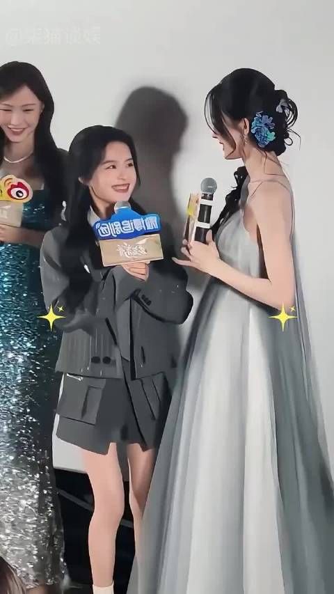 女星与高个子同框显矮,余茵赵今麦身高对比引热议