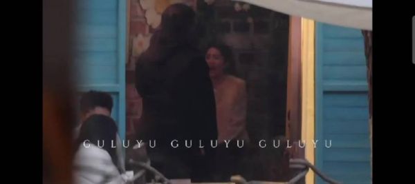 旁边突然一个圆咕隆咚的脑袋瓜