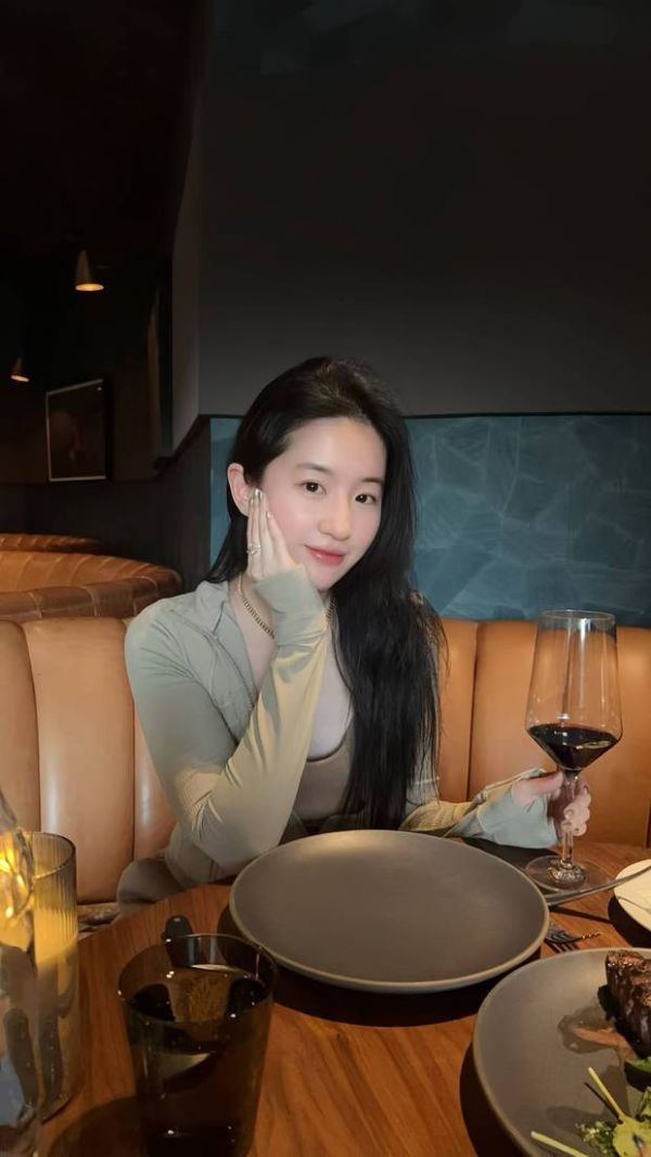 刘亦菲笑容甜美。