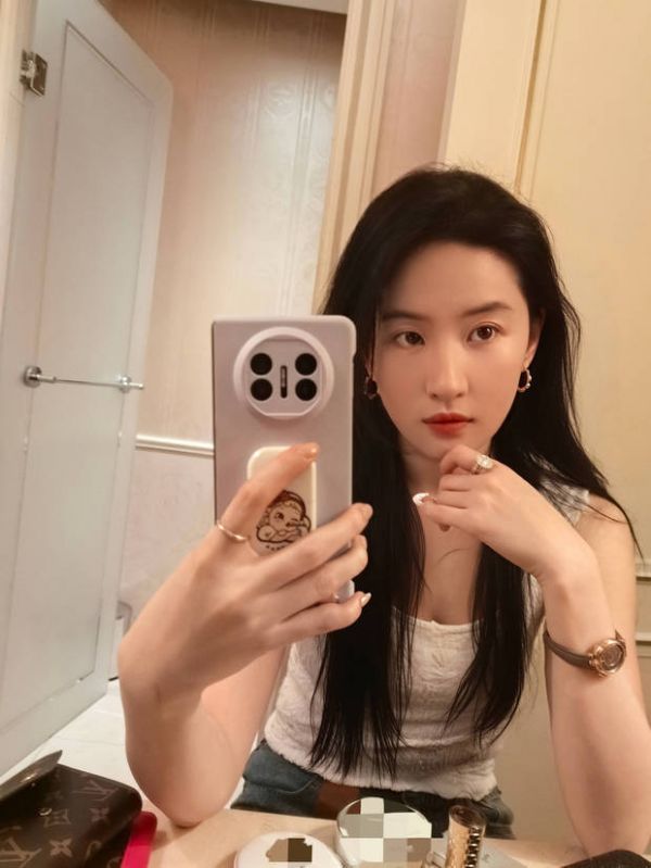 刘亦菲随拍充满松弛感。