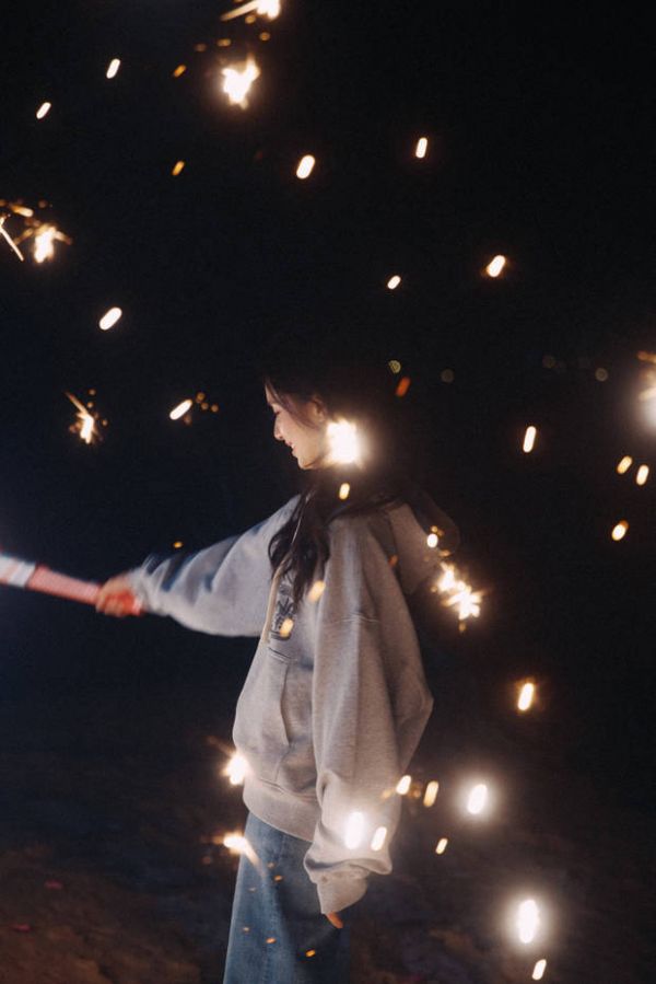 搜狐娱乐讯 日前，张婧仪在社交平台分享了自己的日常随拍，照片里的她穿休闲上衣，在夜色中玩烟花棒，梦幻唯美。