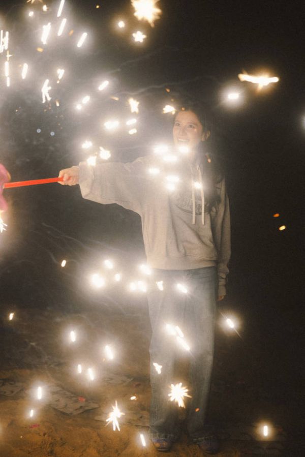 张婧仪在夜空中挥洒快乐。