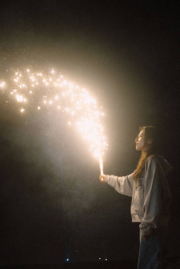 张婧仪宛如神女。